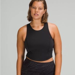 Womens Lululemon POWER THRU TANK TOP
Black crop top
Size:4 used in perfect con.